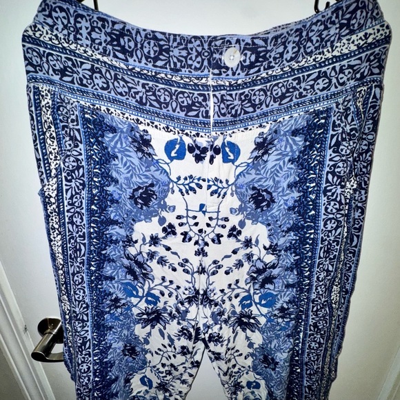 Anthropologie Linen Blend Blue/White Floral Capris - Picture 4 of 10